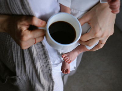 Familjeterapi - händer som håller kaffekoppar i gemenskap